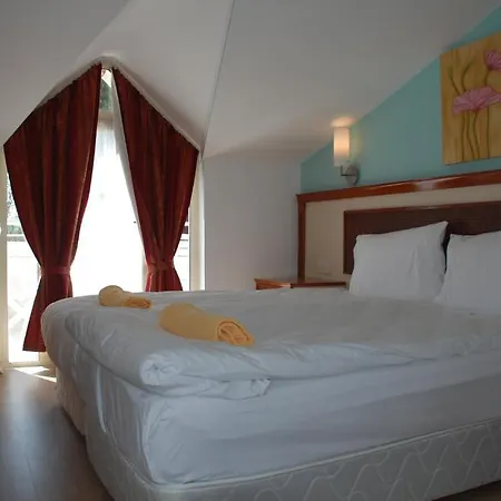 Hotel Adora 3*